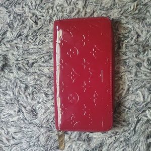 LV vernis zippy wallet